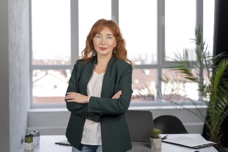 Une personne consulte un tableau de bord technique sur un grand écran.